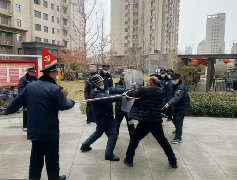 单县紫玉东郡开展反恐防暴演习，强化安全防范意识