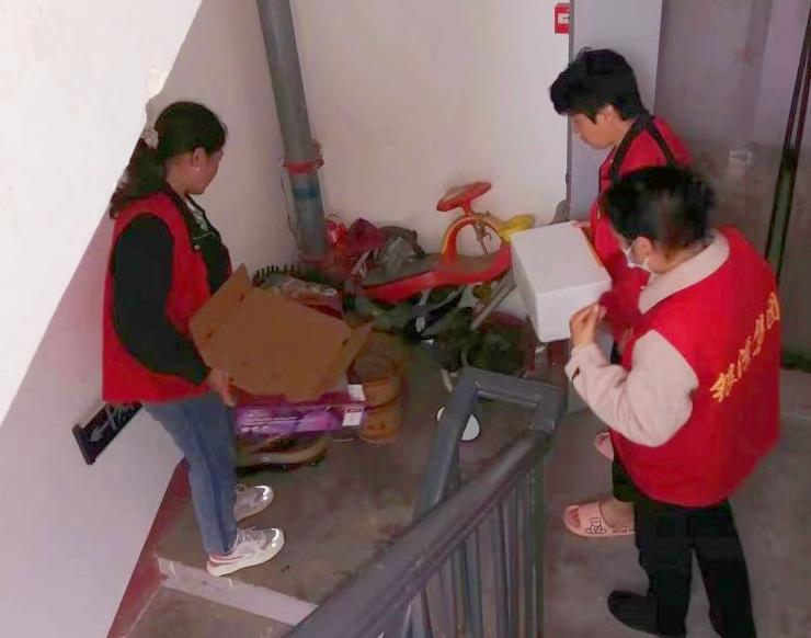 达驰·聚龙湾住宅小区开展楼道杂物专项清理整治行动