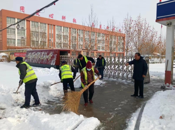 滨州阳信环卫项目部全力铲冰除雪，保障出行畅通