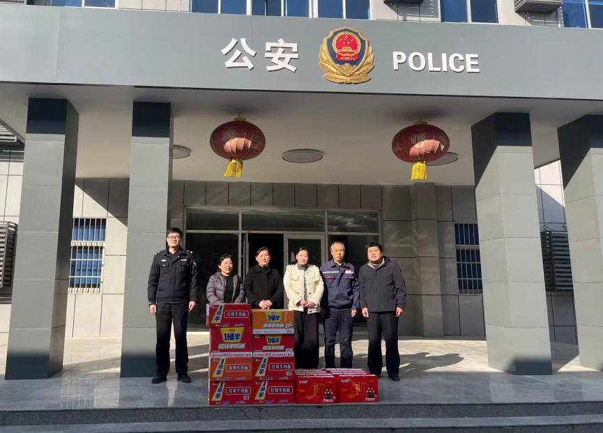 聚龙湾：新春慰问派出所一线干警，警企同心共守小区平安