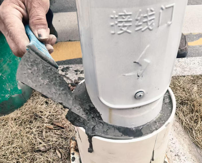 明丰·理想城：检修维护监控杆，筑牢小区安全防线