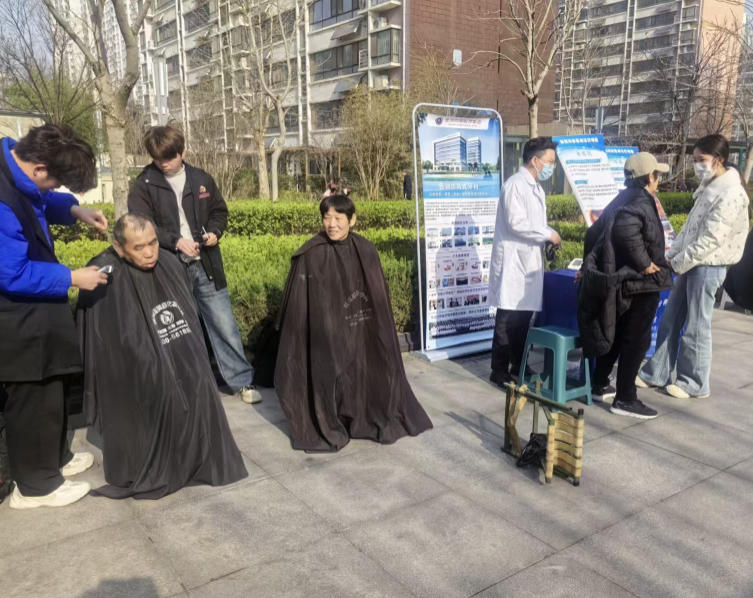 怡欣花园：二月二剃龙头 便民服务进小区