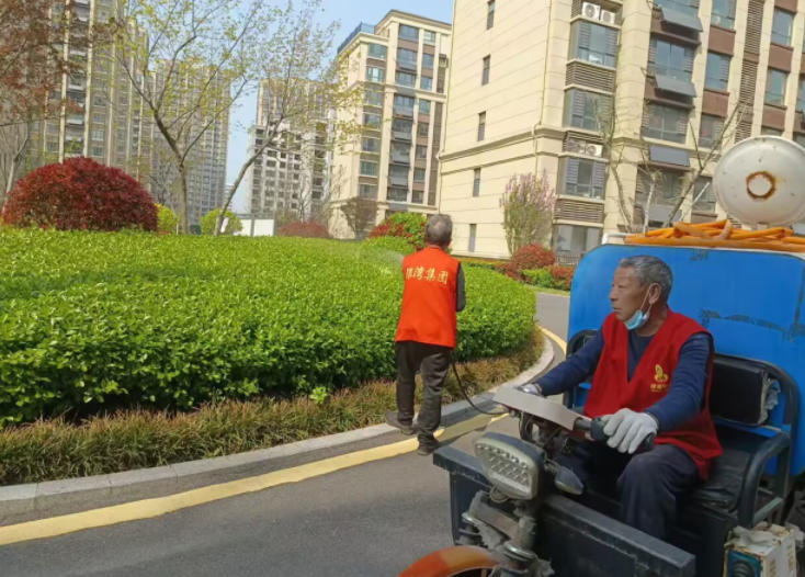 天安·清华苑：春季护绿除虫，守护美好家园