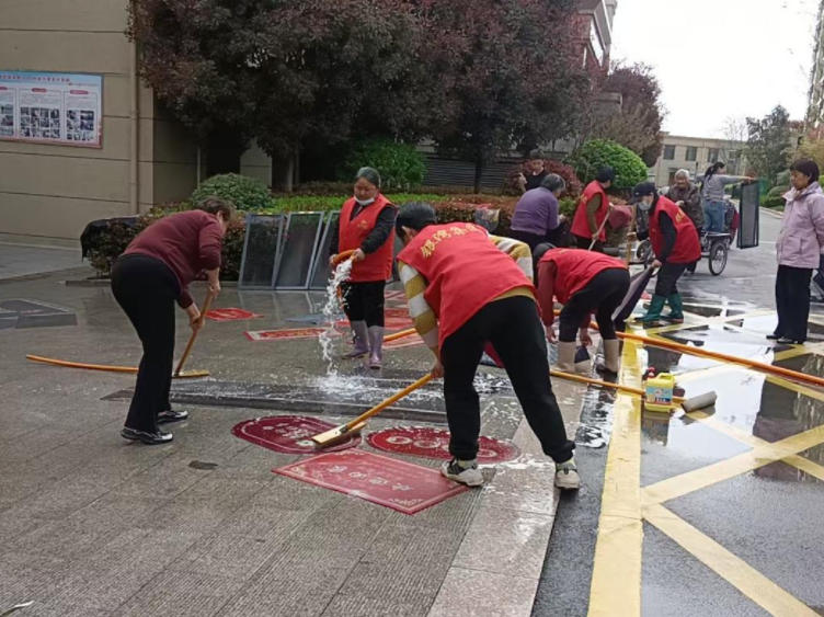 天安·清华苑：开展清洗地垫、金刚网便民活动