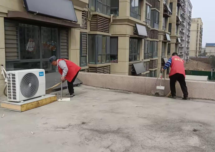 天安·清华苑：清理楼顶平台，消除安全隐患