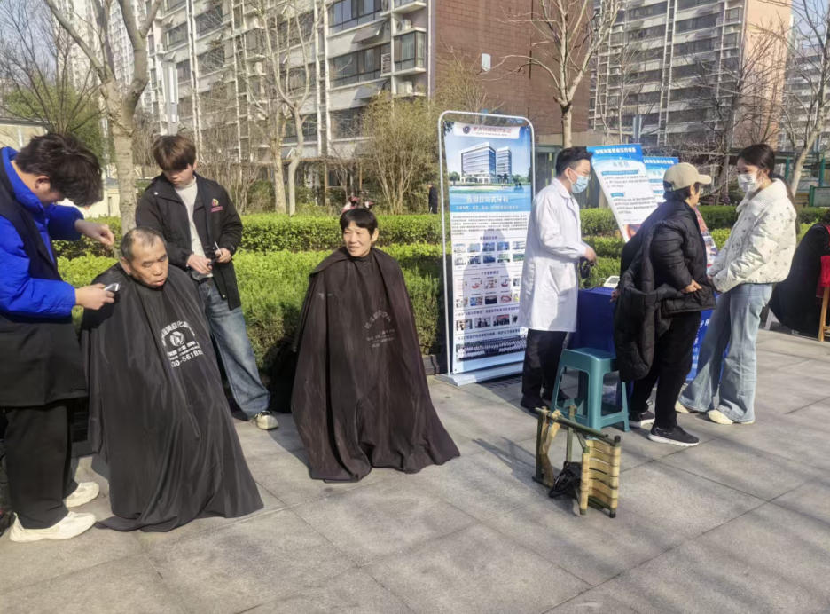 怡欣花园：二月二剃龙头 便民服务进小区