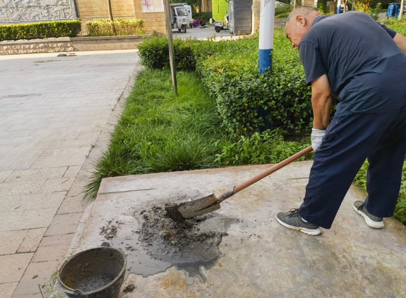 怡欣花园：雨后抢修破损地砖 确保园区出行安全