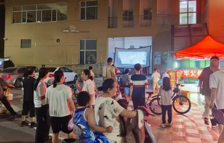 港湾新城：联合开展口腔义诊暨露天电影放映活动