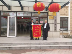银湾集团｜物业专题：怡欣花园物业服务受赞誉 两业主感谢同时赠锦旗