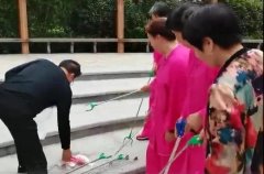 港湾新城业主自发捡拾小区生活垃圾，环保我先行最美港湾人