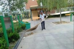 怡欣花园开展园区路面清洁消杀工作，确保双节期间园区环境