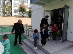 怡欣花园物业协助园区幼儿园开展消防应急疏散演练