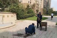 天正中央大街修复园区路面，保障业主安全出行